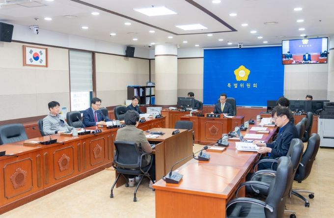 제5차 회의를 진행중인 강남미래전략추진특별위원회