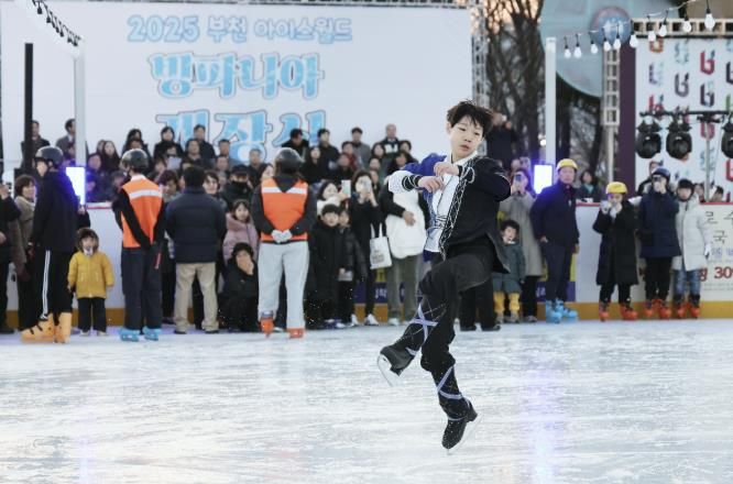 지난 19일, ‘빙파니아’ 개장식에서 부천시 피겨스케이팅 유망주 이윤호 선수의 축하 공연이 펼쳐졌다.