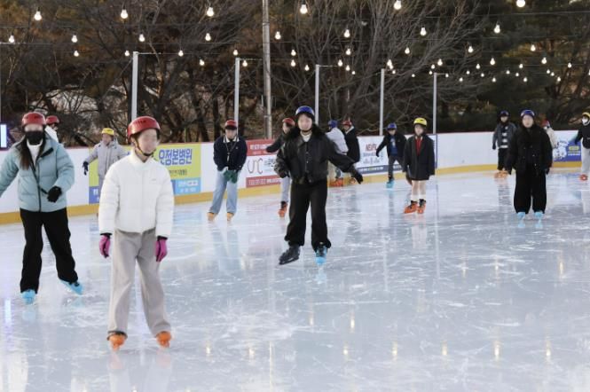 지난 19일, ‘빙파니아’ 개장식에서 시민들이 빙판 위에서 스케이팅을 즐기고 있다.