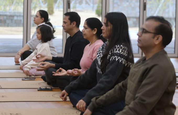 요가컬처타운에서 명상 체험 중인 참가자들 모습