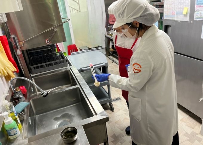 염도 측정을 하고 있는 모습