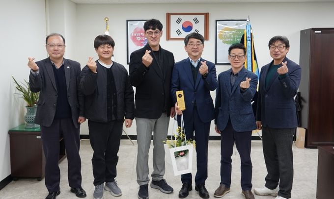 신광호 천안도시공사장이 익선원으로부터 감사패를 전달받고 있다.