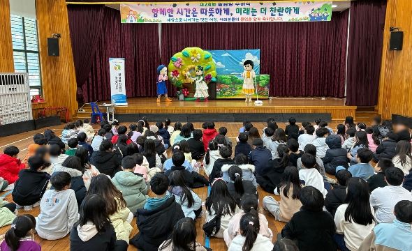 경상남도 환경보건센터가 창원특례시 관내 초등학교에서 초등학생을 대상으로 교육형 탈 인형극 ‘미세먼지 소통 대작전’을 진행하고 있다.