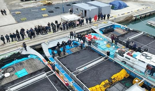 지난 19일 여수 낭도 물김 위판장에서 초매식이 열렸다.