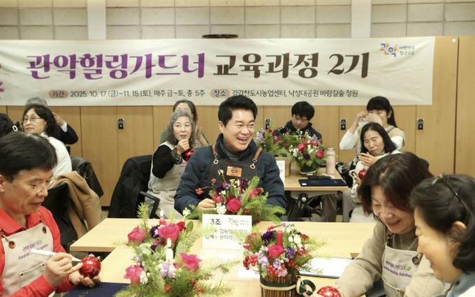 박준희 관악구청장(가운데)이 지난 11월에 개최된 관악 힐링가드너 2기 수료식에서 ‘나만의 센터피스 만들기’ 체험에 참여했다