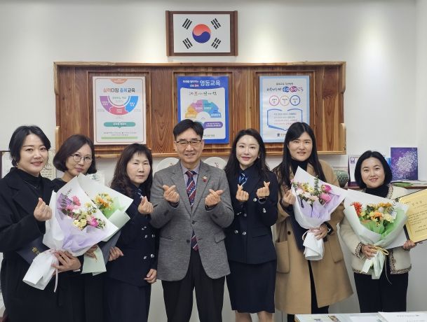 영동교육지원청-학교폭력·교통사고 예방 녹색어머니연합회 회원에 감사장 수여