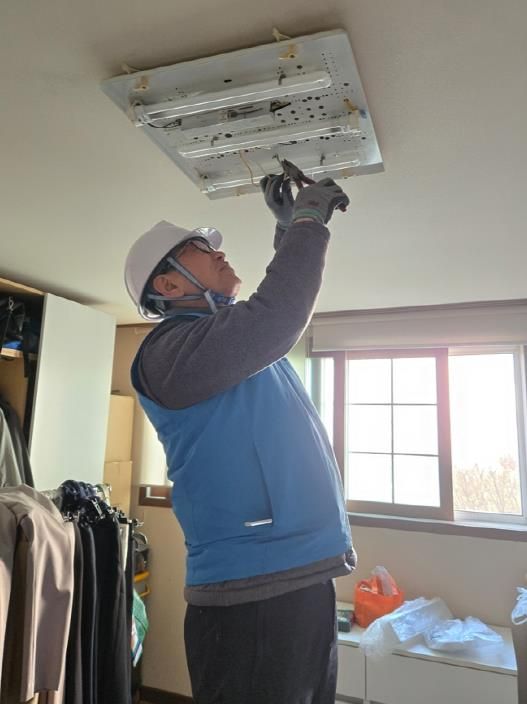 봉사활동을 통해 취약계층에 고효율 LED 조명 교체를 진행했다.