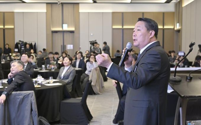 최영일 순창군수가 농어촌 기본소득 시범사업 성과창출 협의체 출범식에서 송미령 농림축산식품부 장관과 전문가들이 참석한 가운데, 순창형 기본소득 모델과 농촌 기본사회 비전을 발표하고 있다