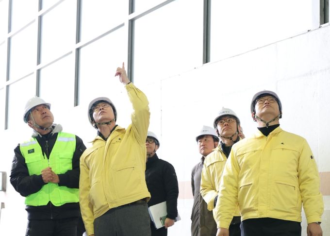 정명근 화성특례시장이 지난 24일 동탄숲 생태터널 긴급안전조치 현장을 찾아 공사 추진상황을 살피고 있다
