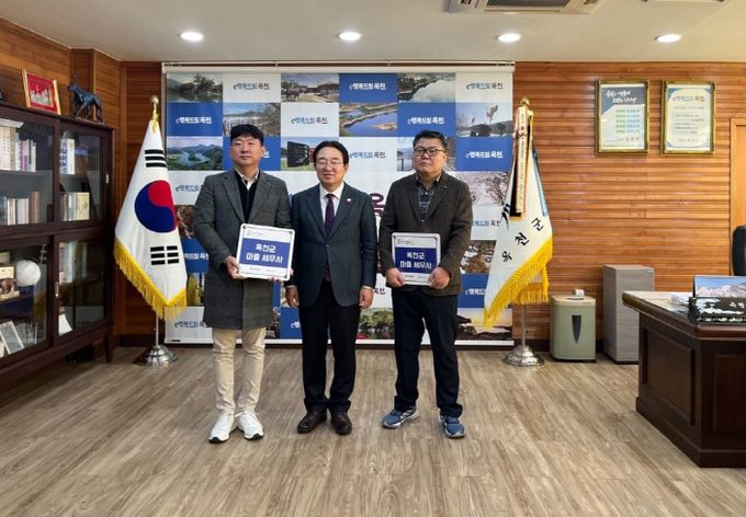 옥천군, 마을세무사 2명 위촉(왼쪽부터 박종혁, 김홍권 세무사님)