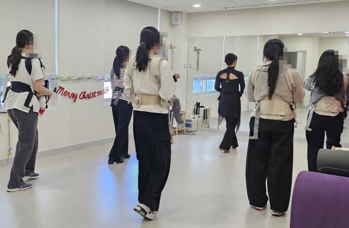 구로구 모자건강센터에서 캥거루 라인댄스를 배우는 모습