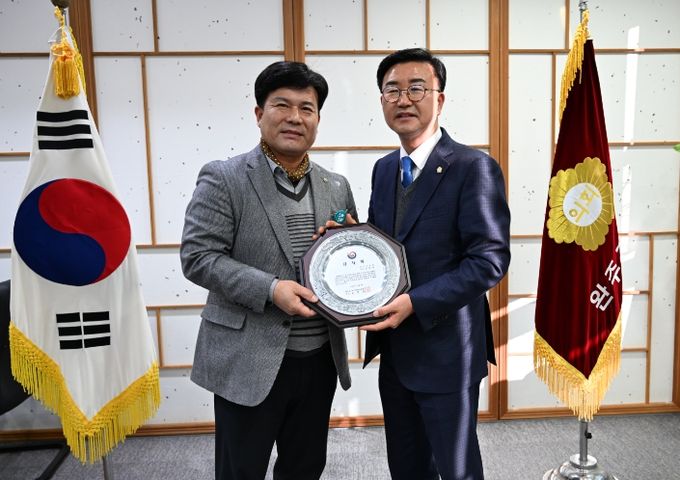 유의식 의장, 주민자치 발전 공로로 감사패 수상