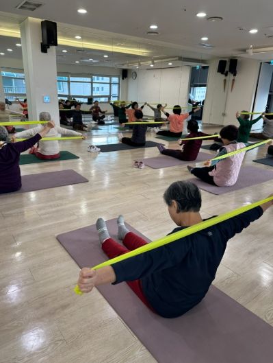 광명시 시민건강증진센터에서 '어르신 건강체조·요가교실'이 진행되고 있다.