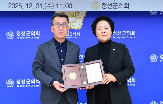정선군의회 송수옥 부의장·전흥표 의원, 대한민국·강원특별자치도 의정봉사상 수상