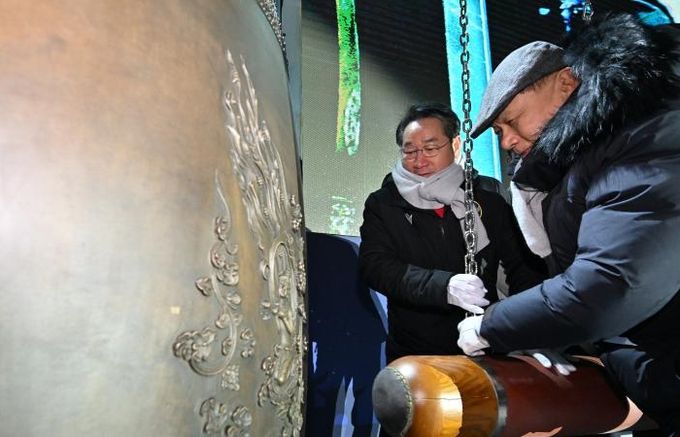 유정복 인천광역시장이 1일 인천문화예술회관에서 열린 '2025 인천 송년 제야축제'에서 시민대표들과 2026년 병오년(丙午年) 새해를 알리는 타종을 하고 있다.