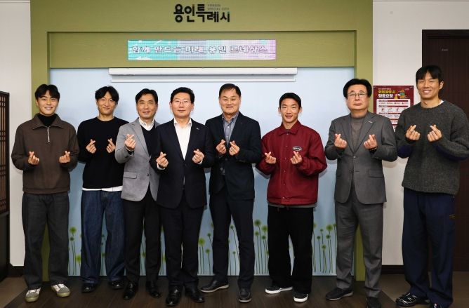 이상일 용인특례시장은 지난해 12월 31일 시장실에서 용인FC 선수단과 간담회를 마친 뒤 기념사진을 촬영하고 있다.