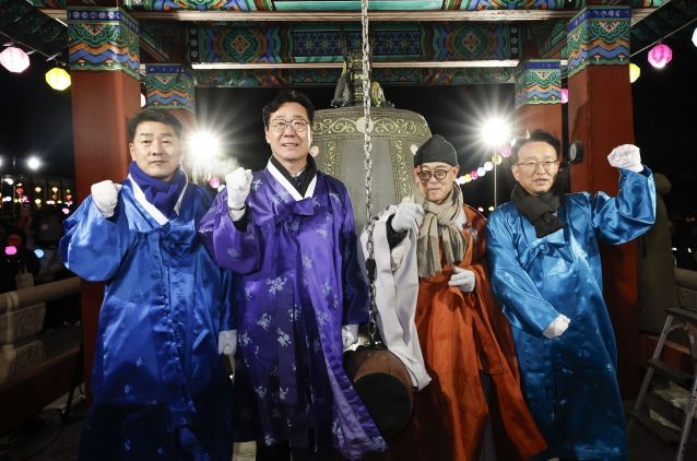 정명근 화성특례시장이 성효스님(용주사 주지), 배정수 화성특례시의회의장, 권칠승 국회의원과 함께 기념촬영을 하고 있다.