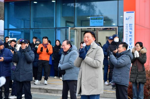 김한종 장성군수가 해맞이 행사를 찾은 군민들에게 감사 인사와 덕담을 전하고 있다.