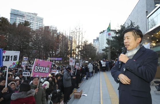 전성수 서초구청장(오른쪽)이 1월1일 서초구청 광장에서 열린 새해맞이 행사에서 주민들에게 새해 인사말씀을 하고 있다.