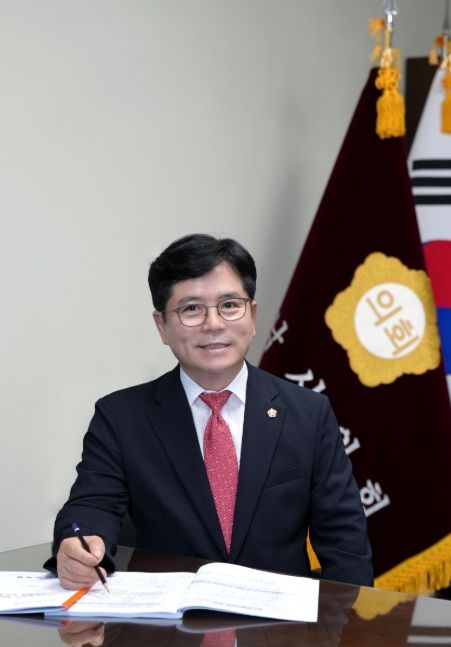 금광연 의장이 2026년 병오년(丙午年) 신년사를 통해 새해 의정 방향과 핵심 과제를 공식 발표하며 “2026년 하남시의회는 ‘시민과 동행하는 품격 있는 의회’라는 약속을 지키며, 시민이 기준이 되는 의정을 실천해 나가겠다”라고 밝혔다. (사진 하남시의회 제공)