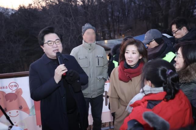 박일하 동작구청장이 지난 1일 서달산 해맞이광장에서 열린 신년 행사에 참석해 인사말을 하고 있다.