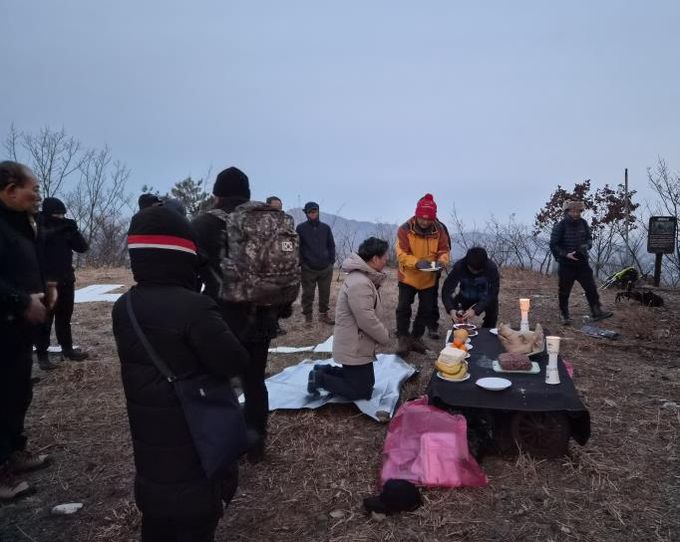 지난 1일 백월산에서 2026년 병오년 백월산 해맞이 기원제 참석자들 기원제를 지내고 있다.