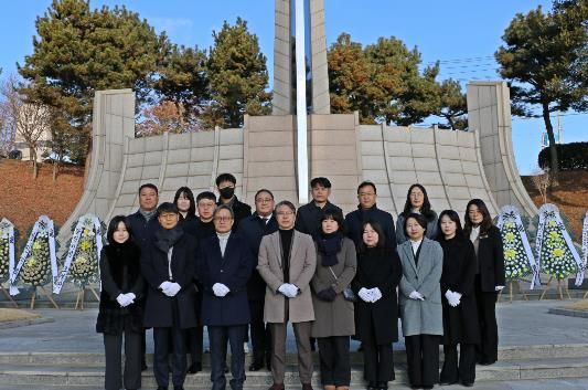 당진교육지원청, 나라사랑공원 현충탑 참배로 새해 업무 시작