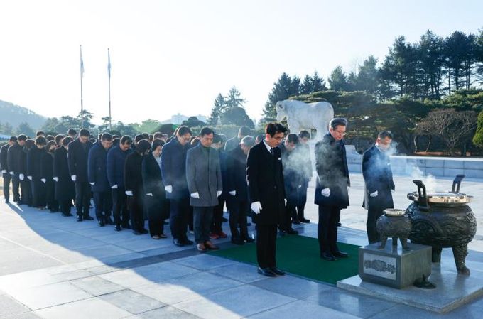 2일 국립대전현충원에서 간부 공무원이 참배를 하고 있다