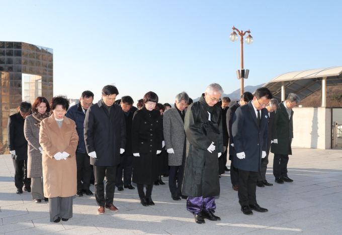 박종훈 교육감, 병오년 새해 국립3.15민주묘지 참배