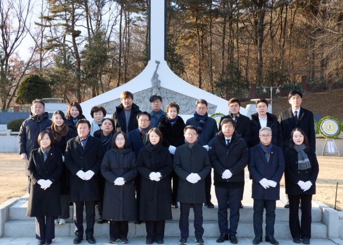 용인특례시의회 의원들은 2일 처인구 김량장동 현충탑을 찾아 순국선열과 호국영령의 숭고한 희생정신을 기리며 새해 첫 의정활동을 시작했다.