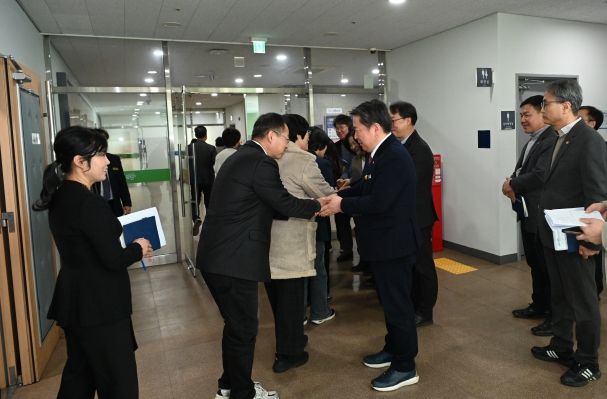 병오년 시무식 직원 악수