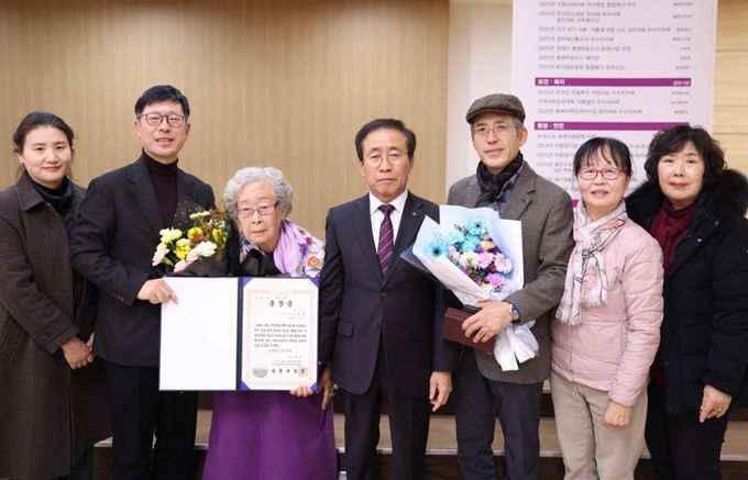 훈장 전달 사진