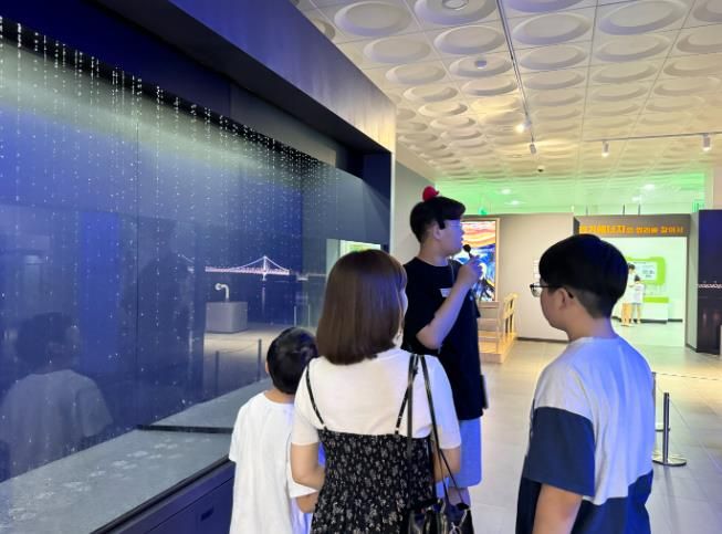 학생 도슨트 활동 모습.