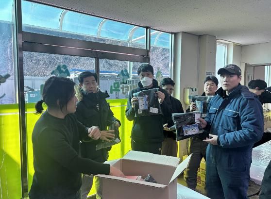 목토시 및 한파안전 5대 기본수칙 홍보물 배부 모습