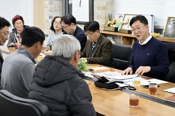 이민근 안산시장(오른쪽 두번째)이 5일 안산시청에서 풍·육도 주민들과 간담회를 진행하고 있다.