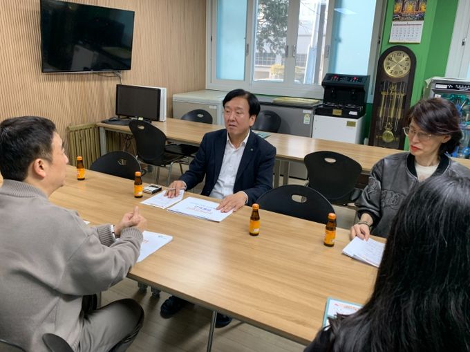 천안시 이명열 신임 동남구청장이 노숙인쉼터와 죽전원에 방문해 취임 인사를 전하고 있다.