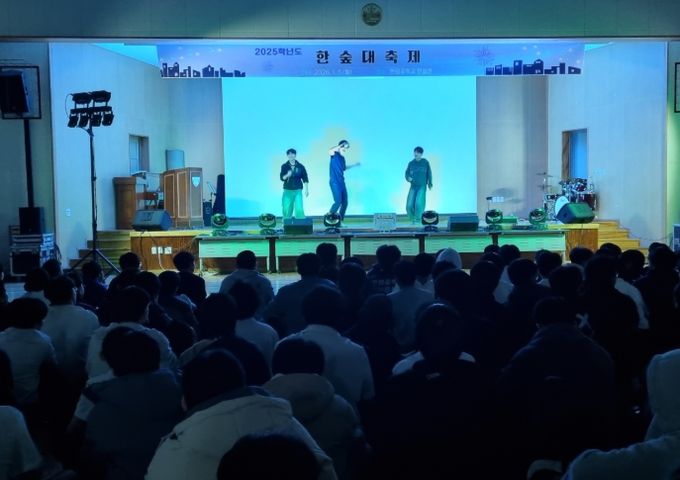 학생·보호자·교사가 함께한 학교 축제