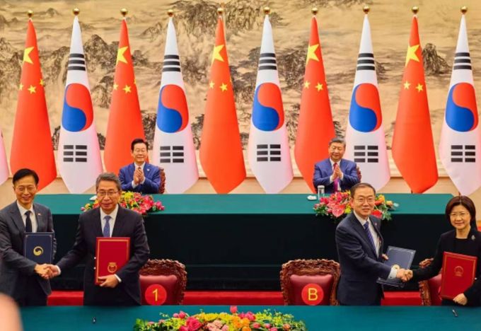 이명구 관세청장(오른쪽에서 두번째)이 5일 중국 베이징에서 쑨 메이쥔 중국 해관총서장과 지식재산권 보호를 위한 상호 협력에 관한 양해각서를 체결한 뒤 기념 촬영하고 있다.