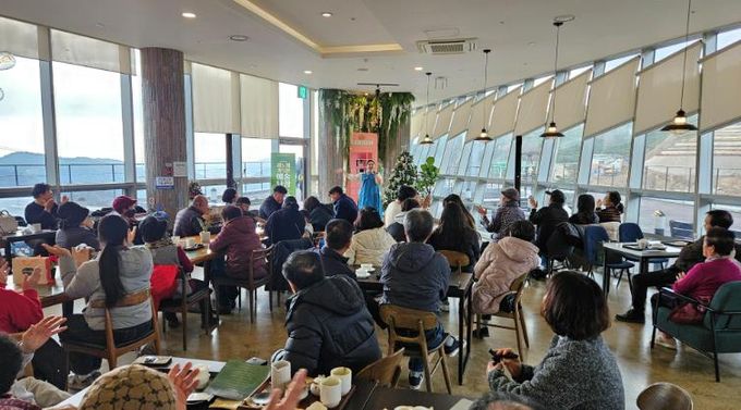 보성군 차문화시설, 2025년 운영 실적 뚜렷한 성장_봇재 그린다향에서 이용객들을 위한 작은 음악회가 열리고 있다