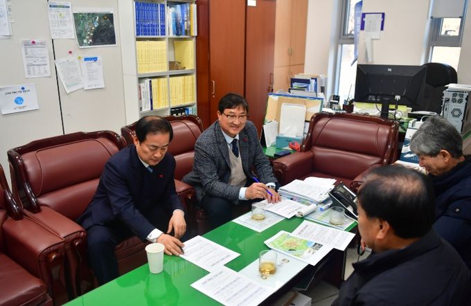완주군의회 김규성, 서남용 의원, 분뇨 수거비 인상 관련 간담회