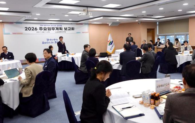 천창수 교육감이 6일 집현실에서 교육국 소관 주요업무계획을 논의하고 있다