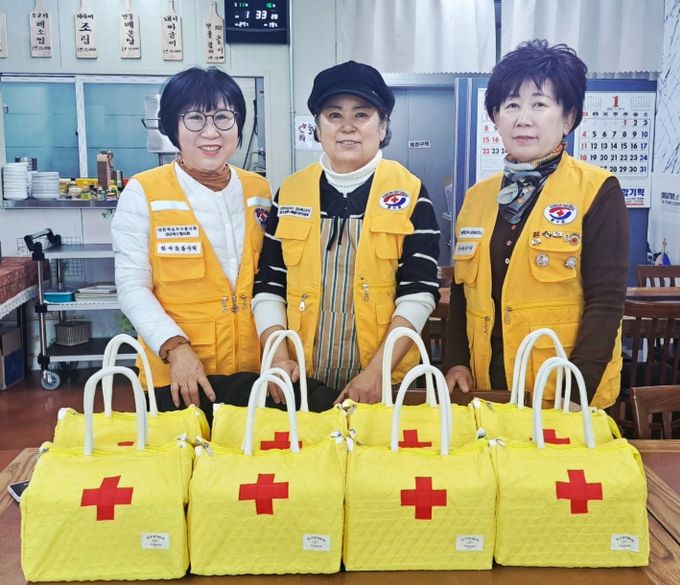 대한적십자사 영천시협의회 완산한마음봉사회는 연말연시를 맞아 사랑의 밑반찬 나눔 봉사를 실시했다.