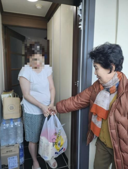 복지통장이 취약계층 가정을 방문해 후원물품을 전달하는 모습