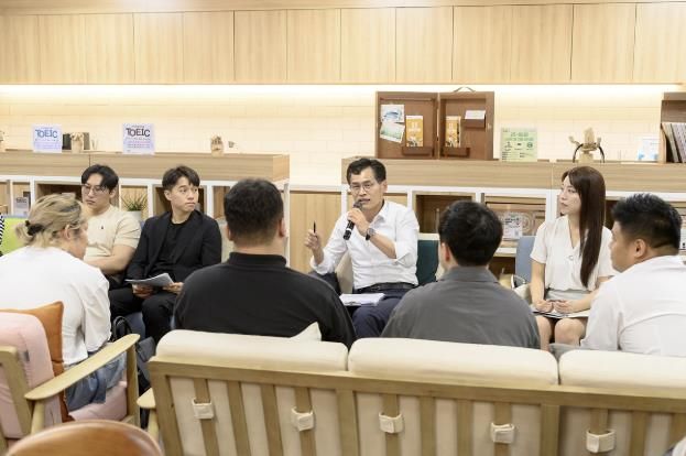 지역 청년들과 소통하고 있는 이기재 양천구청장