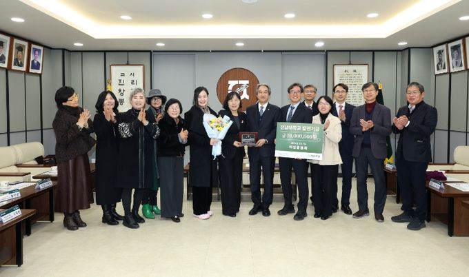 여성용봉회, 대학발전기금 1천만 원 기부