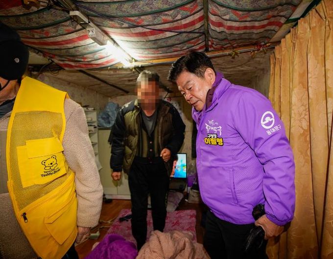 노후 고시원에 거주 중인 1인가구를 방문한 이필형 구청장