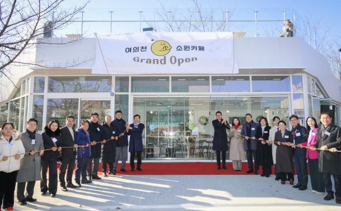 전성수 서초구청장(중앙 왼쪽 첫 번째)이 8일 여의천 소원카페 개소식에서 신동욱 서초을 국회의원(중앙 오른쪽 첫 번째), 최호정 서울시의회 의장(중앙 오른쪽 두 번째) 등 참석자들과 제막식을 진행하고 있다.