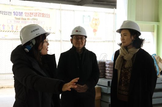 이진희 관세청 통관국장(오른쪽)이 9일 서울세관 국제이사화물 통관센터를 방문해 통관현장을 점검하고 있다