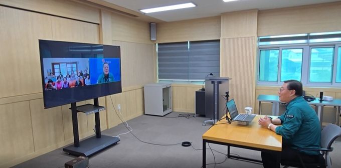김윤철 군수가 시범운영 중인 스마트마을방송 시스템을 통해 경로당 주민과 이야기 중이다