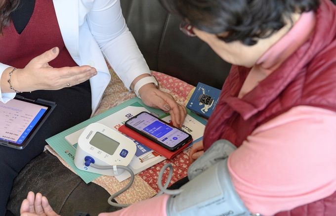 양천구, 스마트기기(블루투스 혈압기)를 이용해 혈압을 측정 중인 어르신 모습